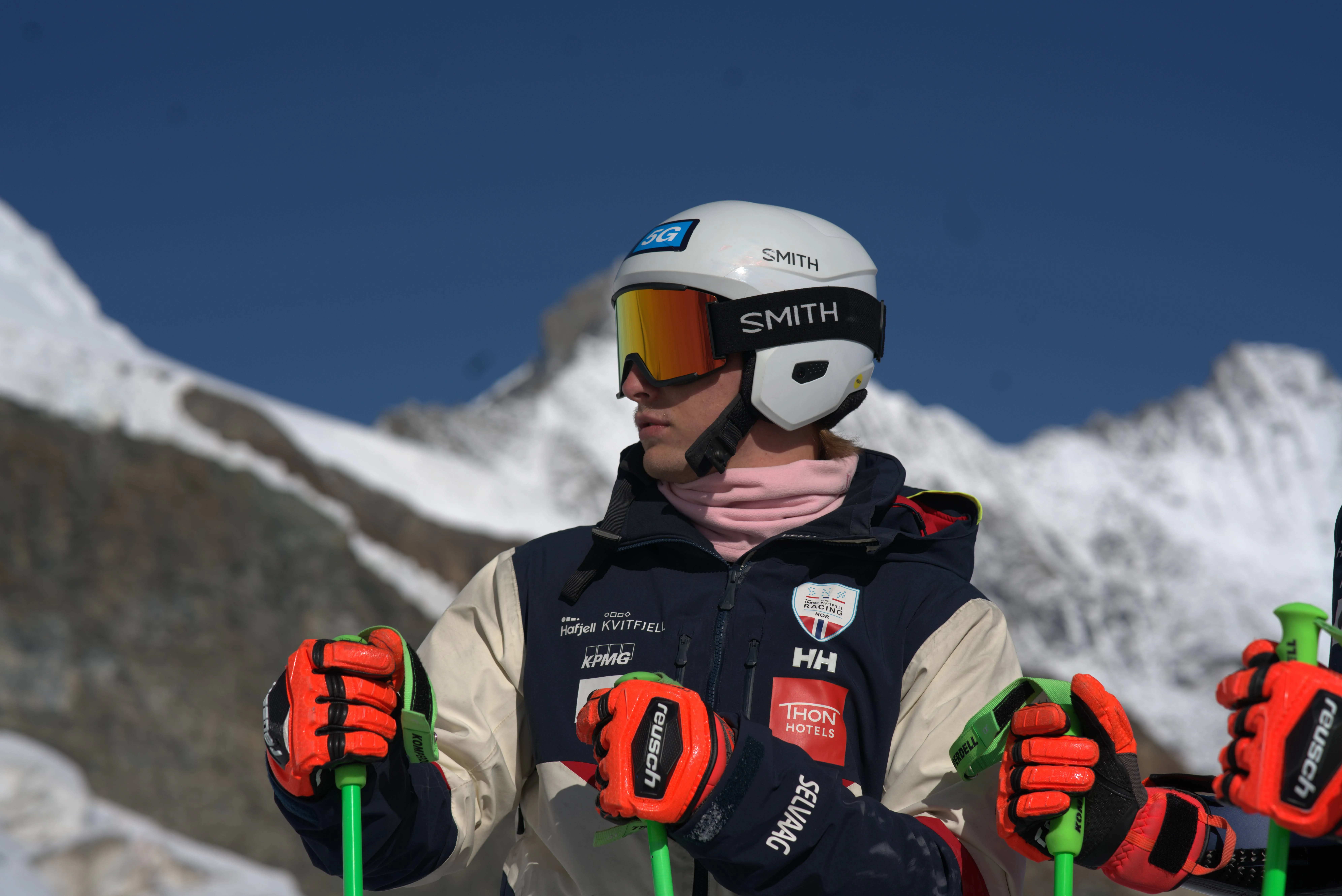 Alpinist under blå himmel
